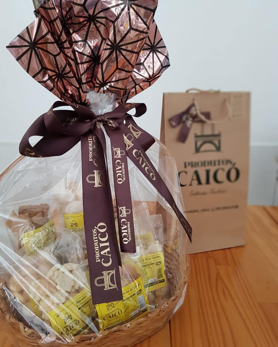Cesta de presente Produtos Caicó embrulhada com fita