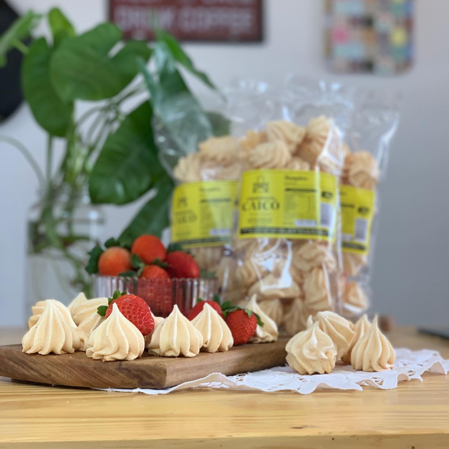Suspiros Produtos Caicó com morangos